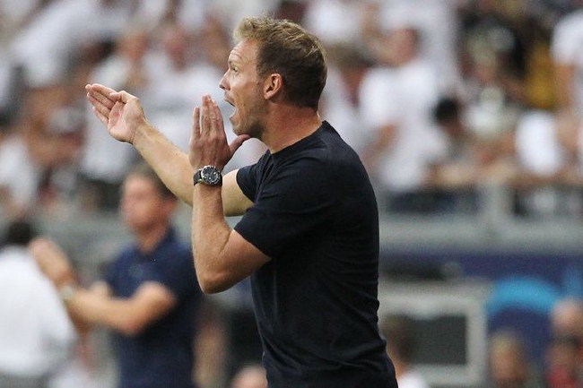  法兰克福主教练赛后批评裁判判罚引发争议  